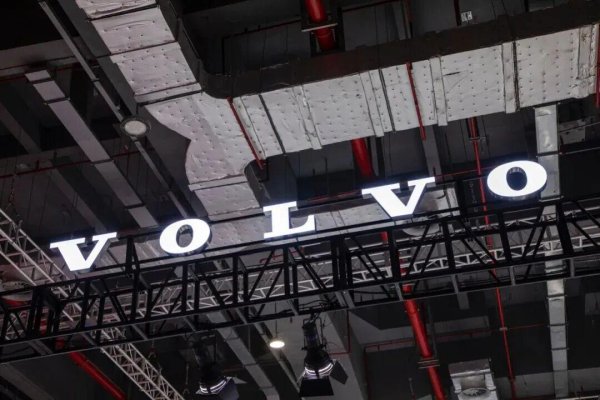 鸿满仓 行业激进推新，沃尔沃为何打出一张“慢牌”？